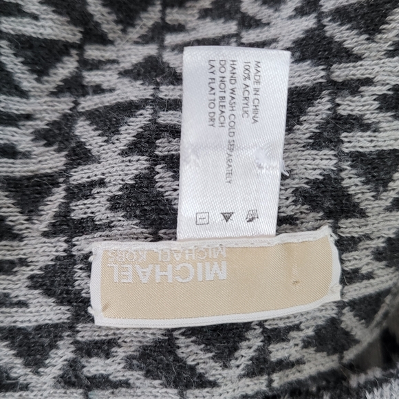 MICHAEL KORS Signature MK knit Fall / Winter scarf gray with pink end borders - Picture 3 of 6